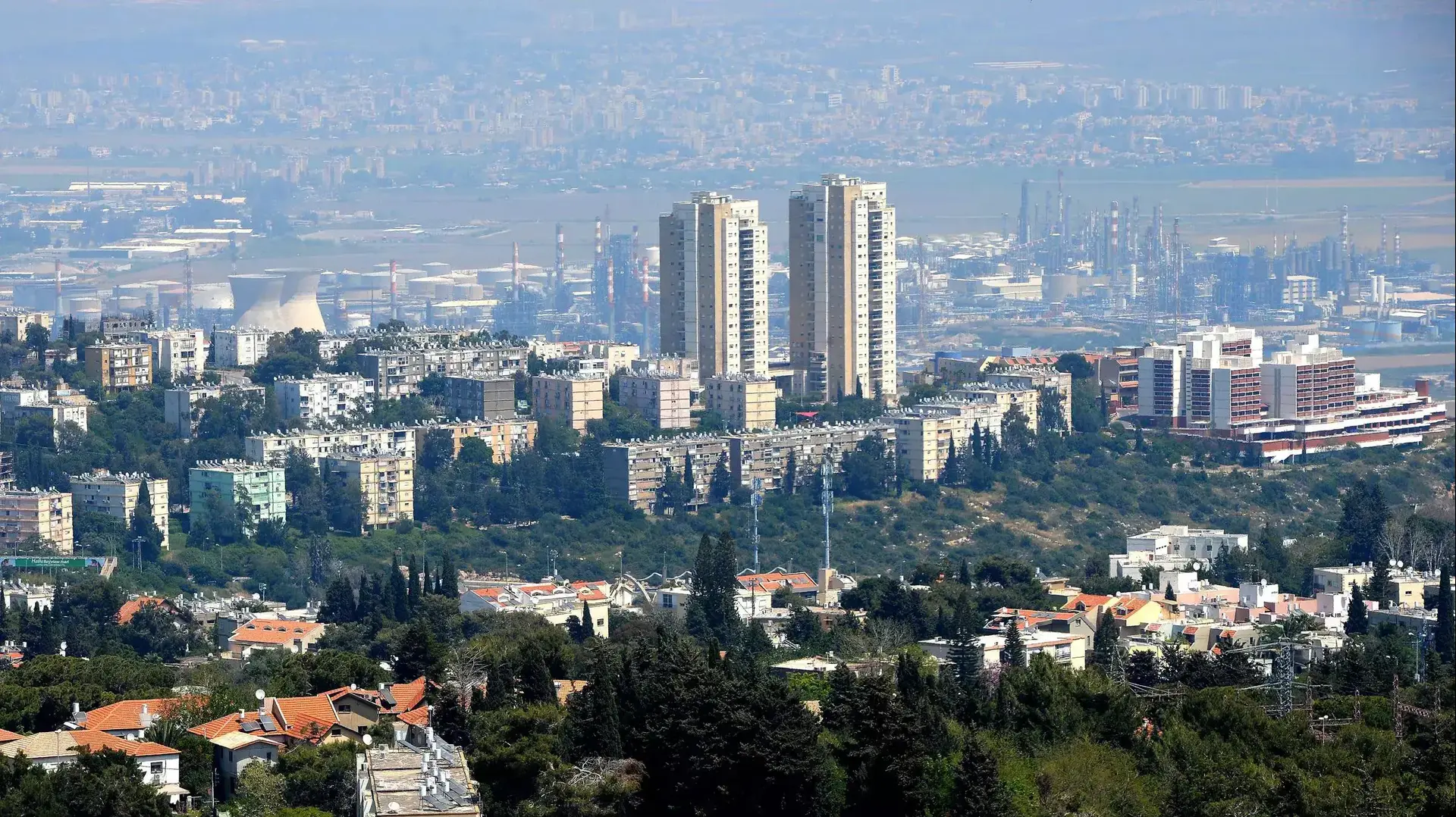 מבט לחיפה מחוף קריית חיים, אפריל 2015