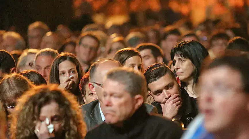 שרים בכיכר רבין, ערב יום הזיכרון. אפריל 2015