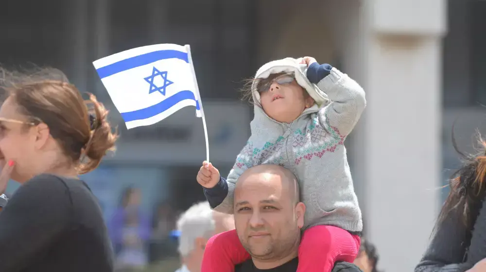 צופים במטס יום העצמאות בשמי ישראל, אפריל 2015