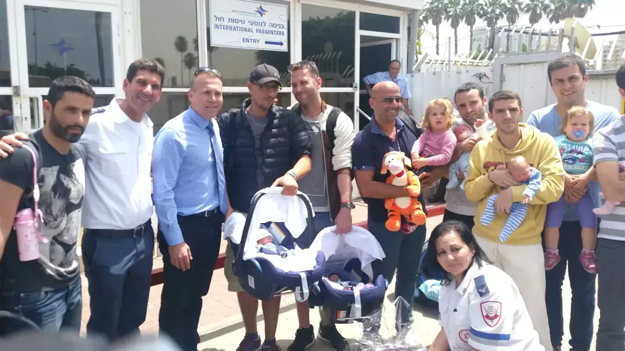 ישראלים נוחתים בשדה דב לאחר ששבו מנפאל 27 אפריל 2015