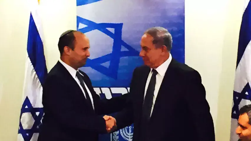 ראש הממשלה בנימין נתניהו ונפתלי בנט חותמים על הסכם קואליציוני