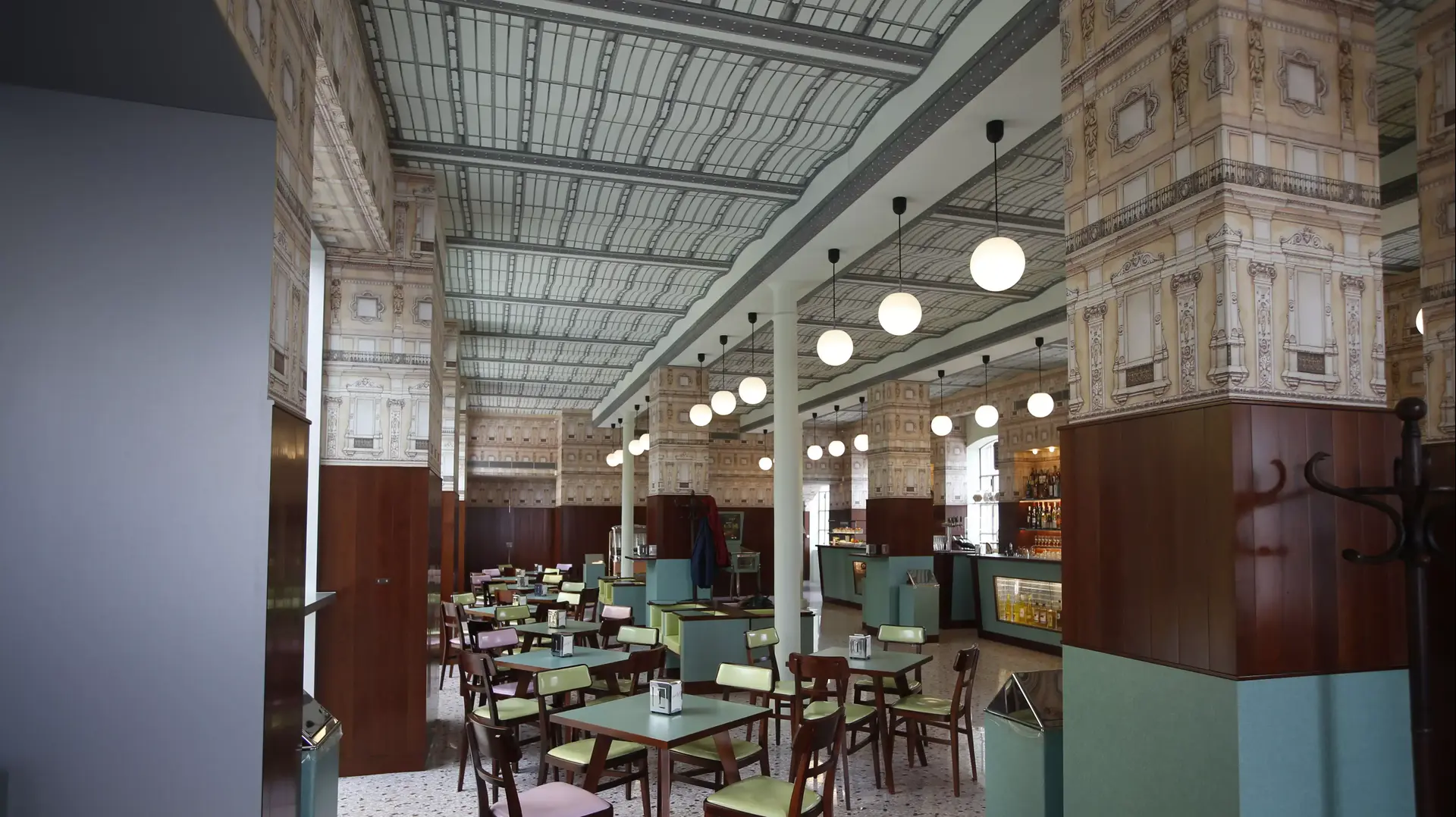 בית הקפה BAR LUCE בעיצוב ווס אנדרסון לפראדה, מילאנו