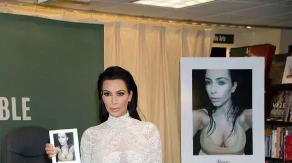 קים קרדשיאן מקדמת את ספרה סלפיש  Selfish בחנות בארנס אנד נובל, ניו יורק, 5 מאי 2015