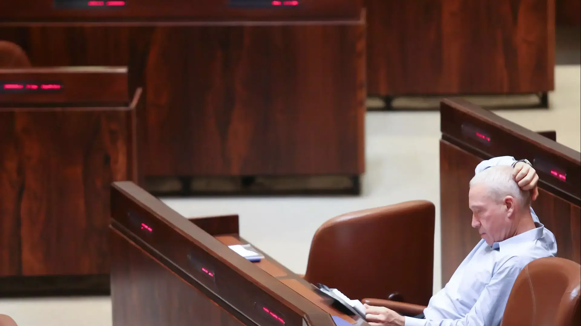 חבר הכנסת יואב גלנט במליאה בכנסת
