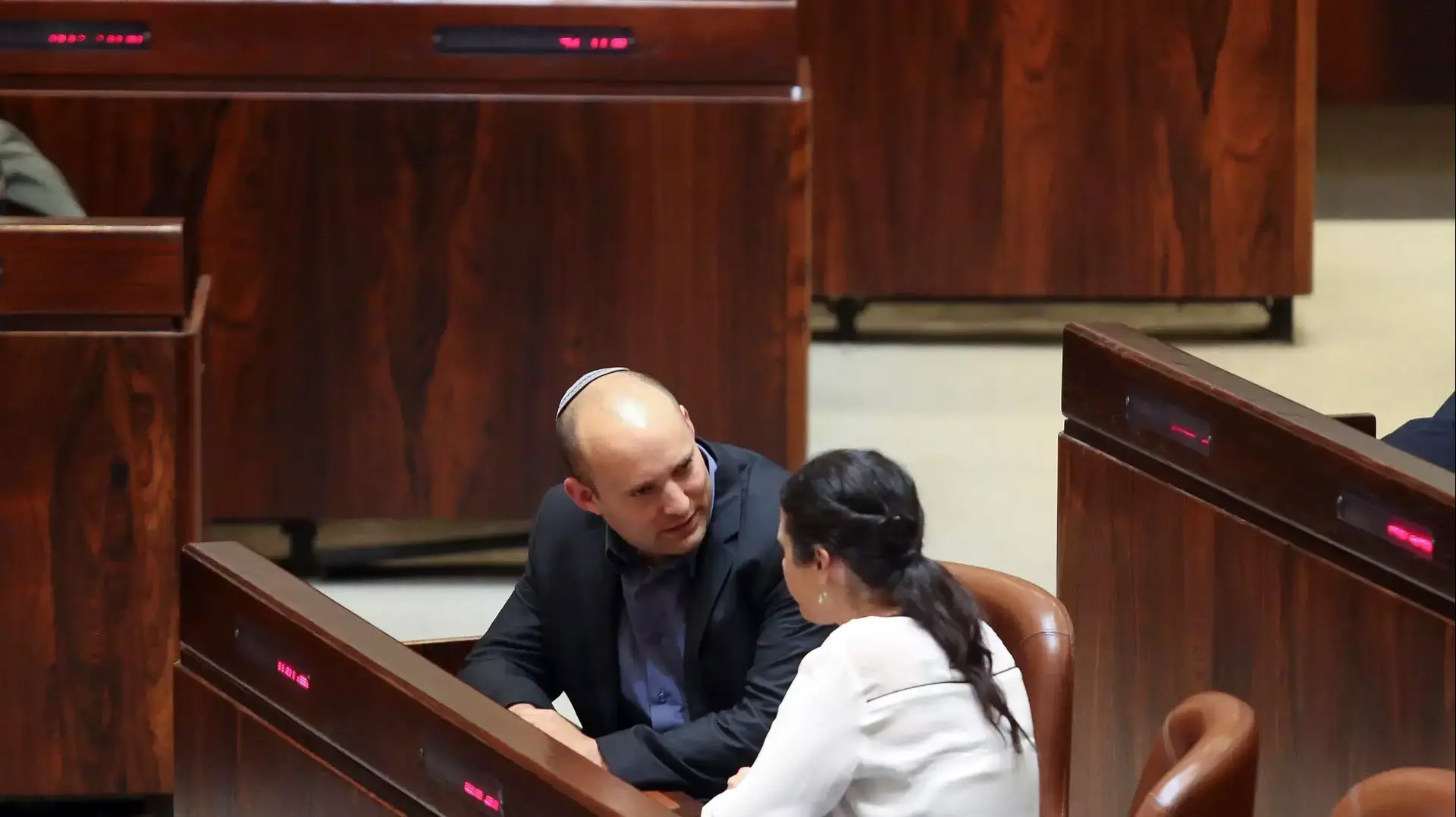 חברי הכנסת איילת שקד ונפתלי בנט במליאה בכנסת 11.05.15