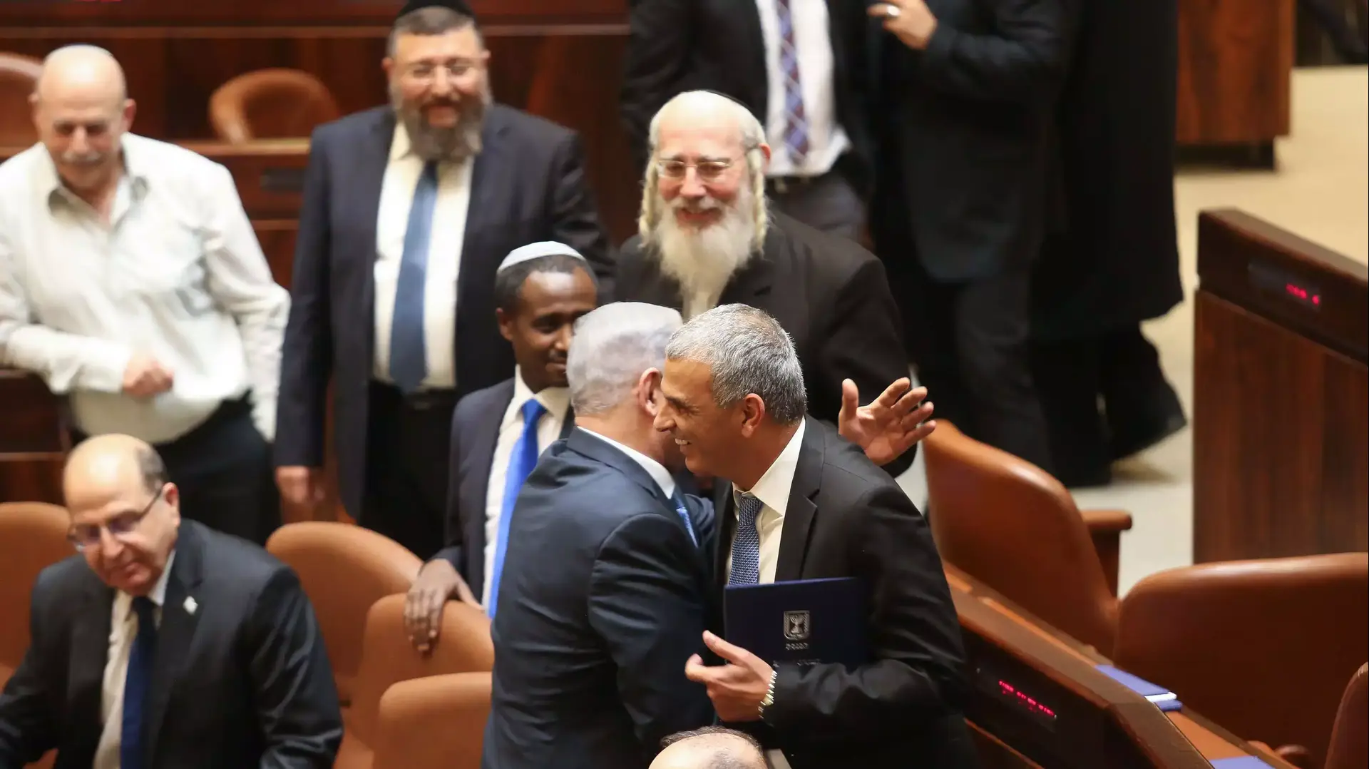 משה כחלון ובנימין נתניהו בהשבעת הממשלה ה-34, מאי 2014