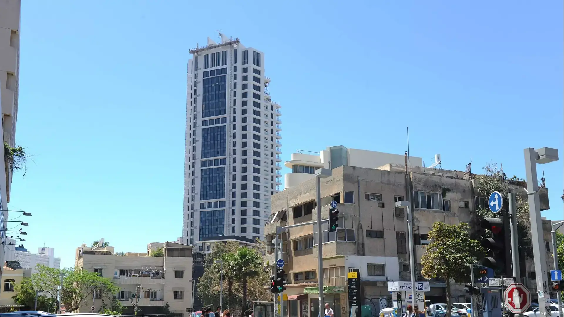 רחוב מונטיפיורי תל אביב, ישן מול חדש. מאי 2015