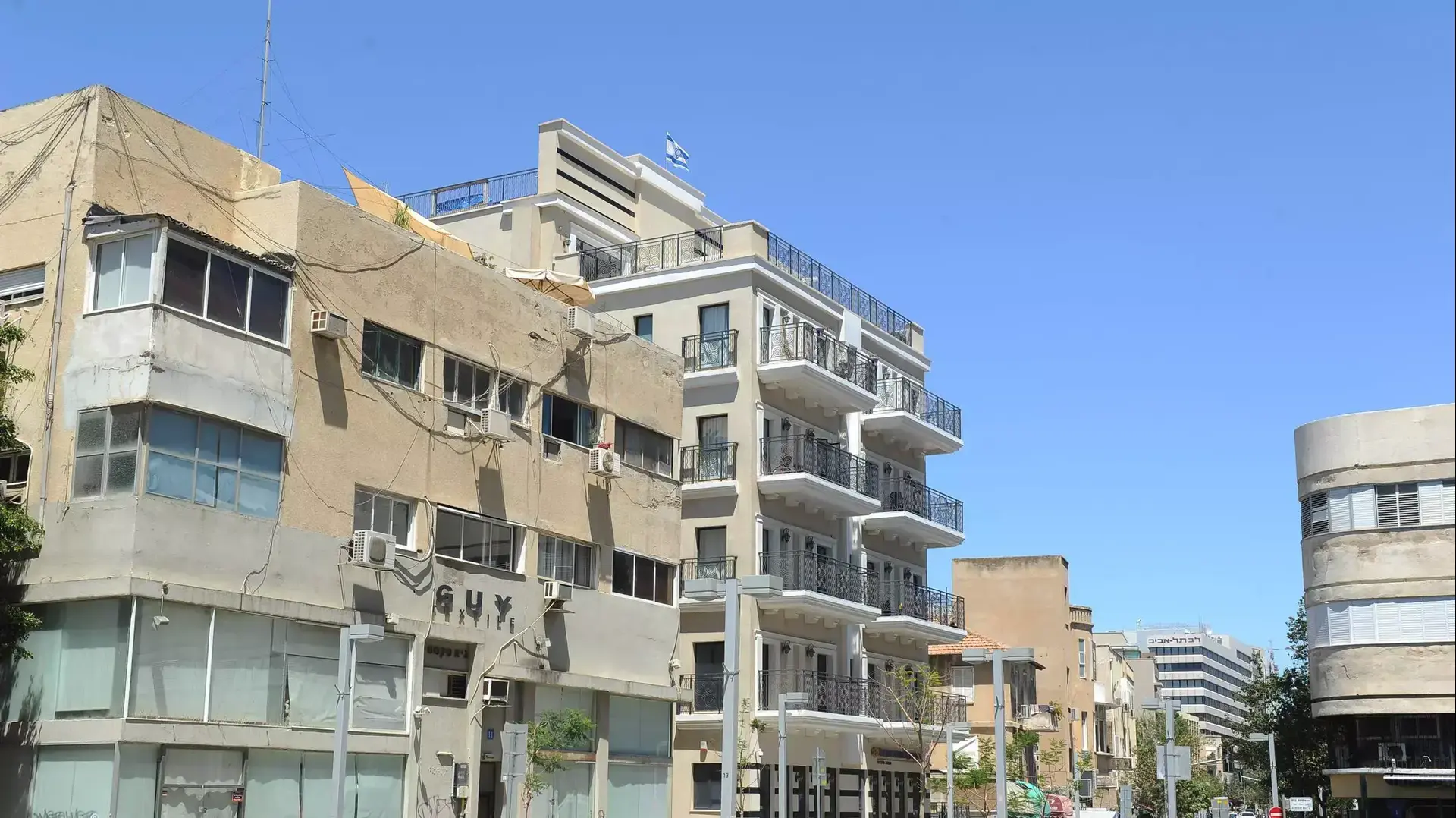 רחוב מונטיפיורי תל אביב, ישן מול חדש. מאי 2015