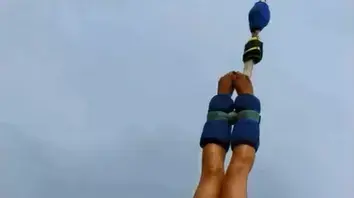 דוגמנית סינית קופצת בנג'י עירומה בתאילנד