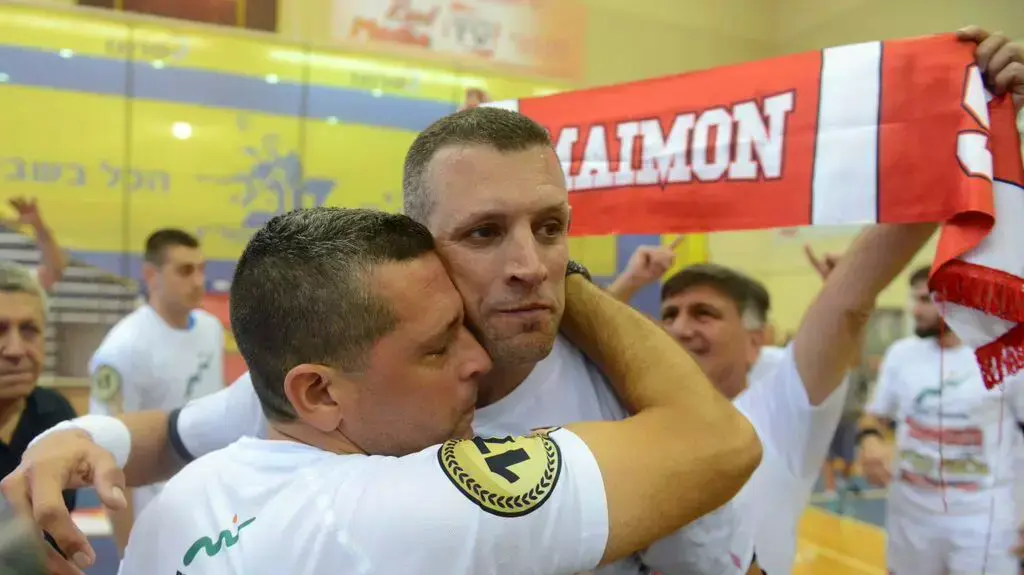 שחקן הפועל ראשון לציון בכדוריד עידן מימון (ימין) שחקן הפועל ראשון לציון בכדוריד עידן מימון (ימין)