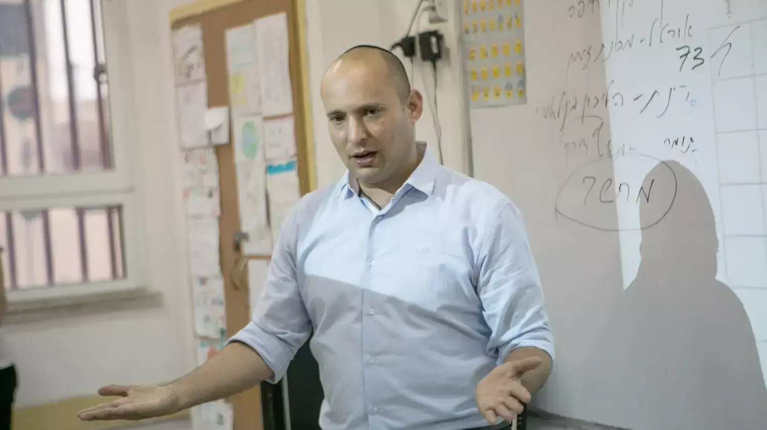 שר החינוך נפתלי בנט מעביר שיעור במתמטיקה לתלמידי כיתה ו' בפתח תקווה, מאי 2015