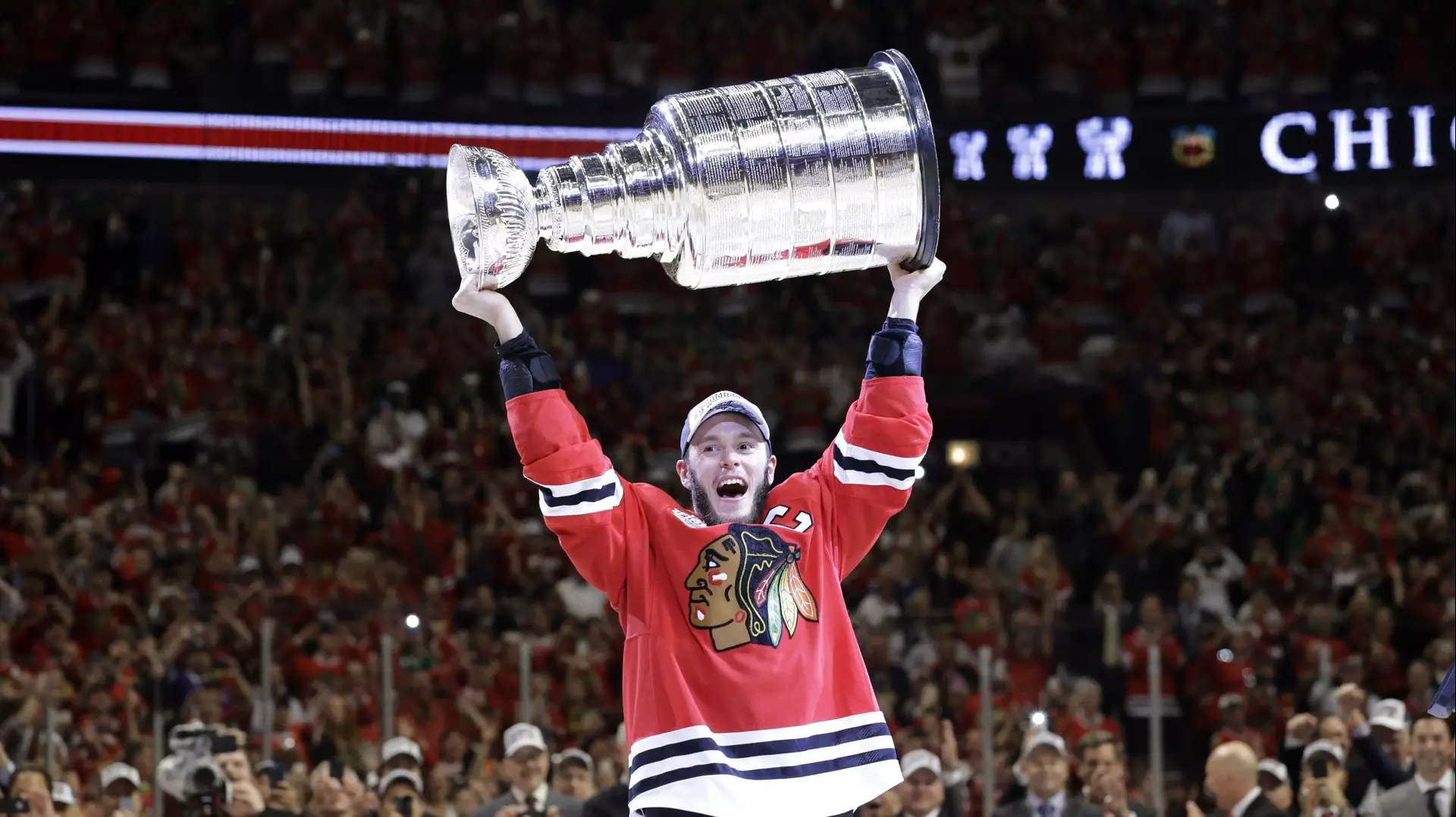 ג'ונתן טאווס שיקגו בלקהוקס עם גביע אליפות ה-NHL