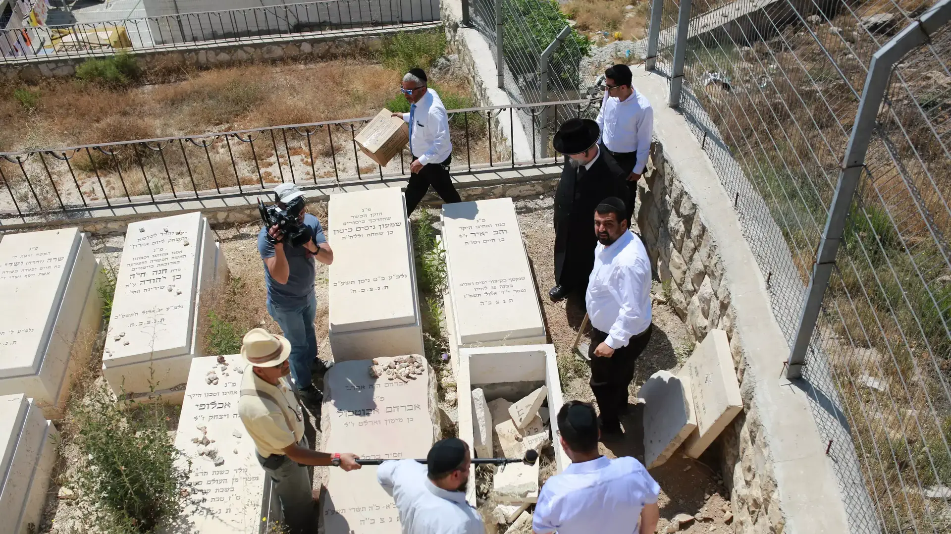 קבירת העובר שחברת קדישא סירבה תחילה לקבור והחזירו לאביו בקרטון, יוני 2015