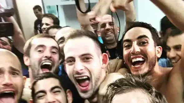 ניב ברקוביץ' ושחקני הפועל אילת חוגגים עלייה לגמר הפלייאוף