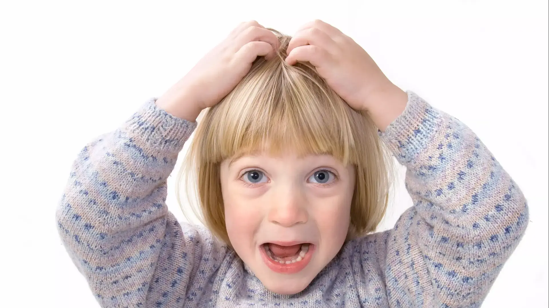 ילדה מגרדת בראש ילדה מגרדת בראש