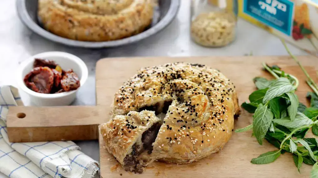 מאפה בשר טחון מבצק פילאס של מעדנות