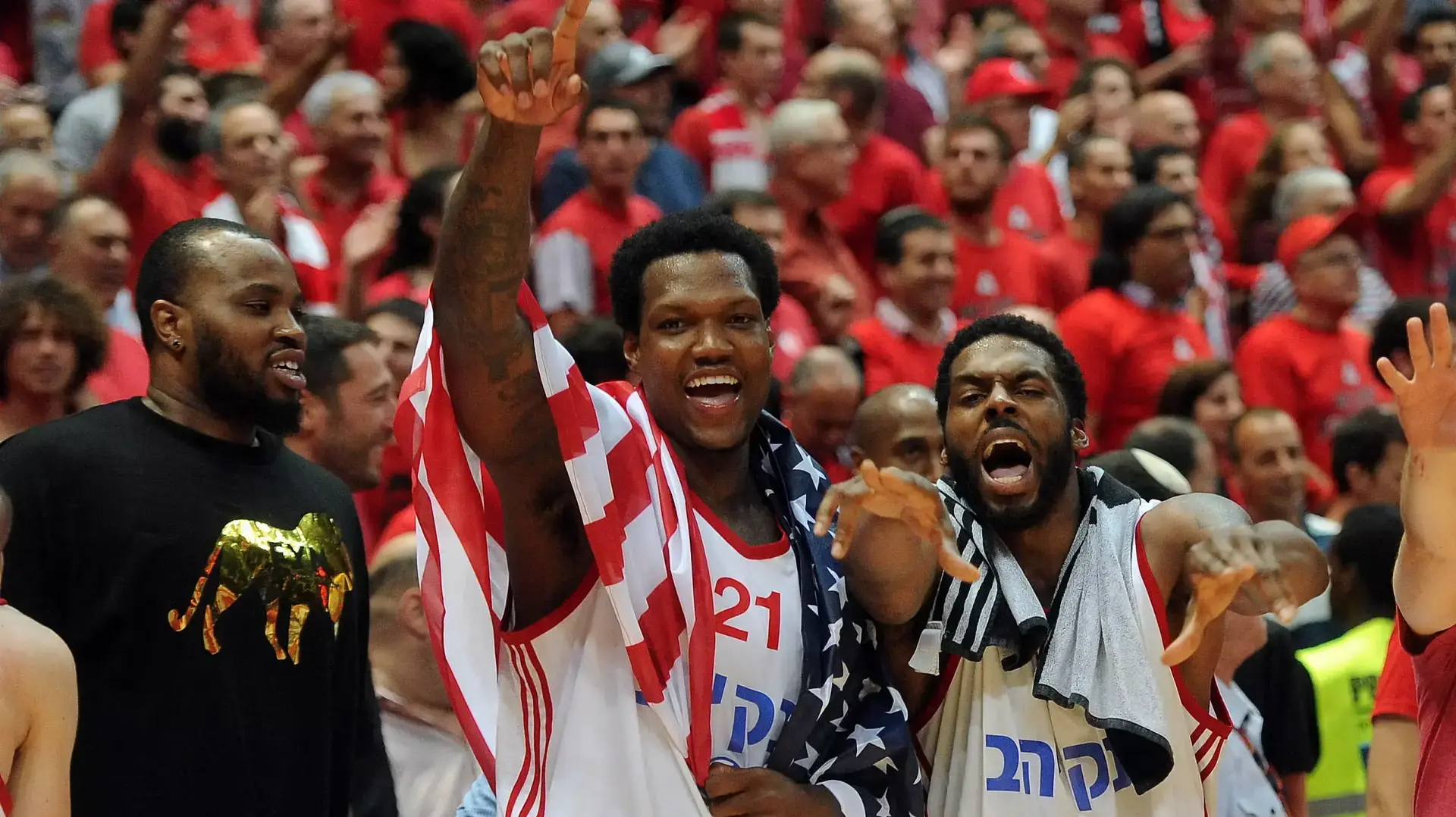 דונטה סמית' שחקן הפועל ירושלים (ימין) חוגג עם דיון תומפסון