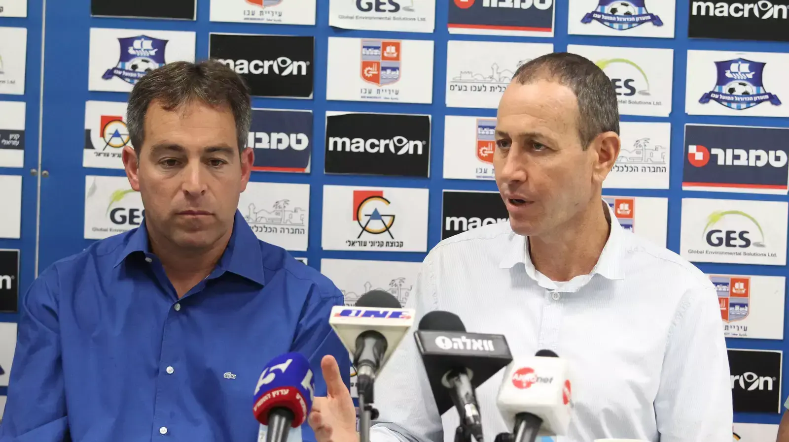 שמעון לנקרי ראש עיריית עכו (ימין) עם ירון הוכנבוים מאמן הפועל עכו