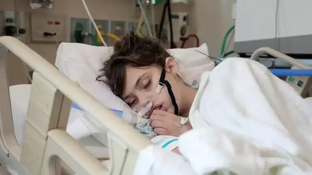 נערה מספרת איך זה להיות בתרדמת
