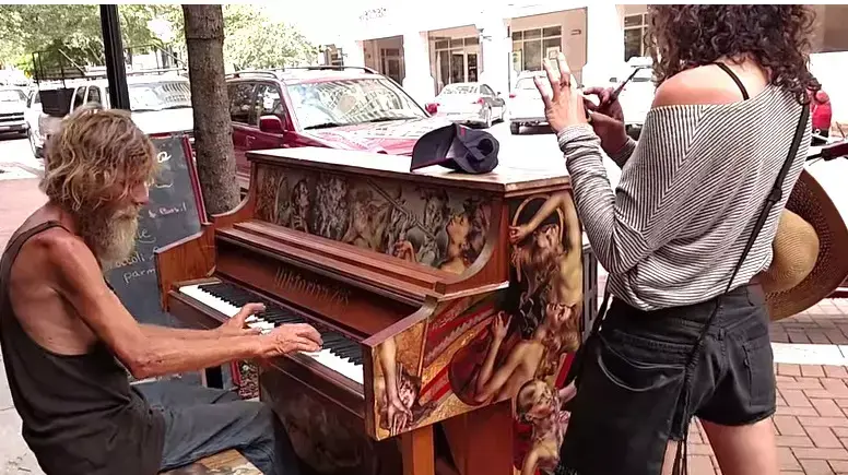 הומלס מנגן בפסנתר