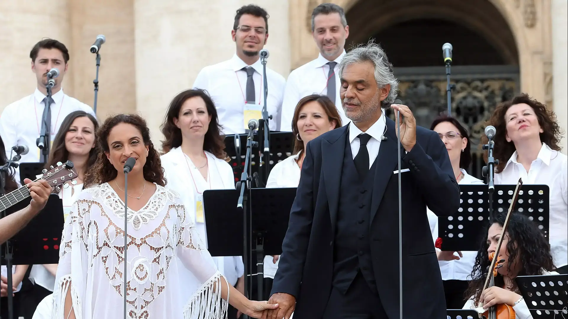 אחינועם ניני ואנדרואה בוצ?לי מופיעים בותיקן בפני האפיפיור פרנסיסקוס, 3 ביולי