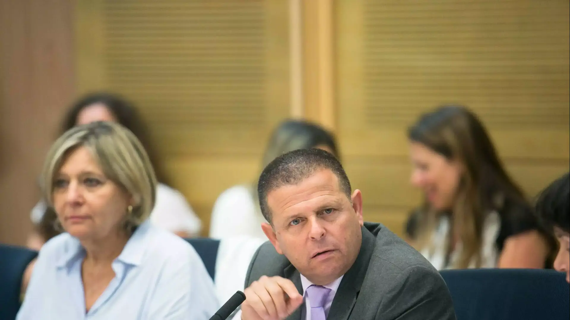 יו"ר ועדת הכלכלה איתן כבל בדיון הוועדה במתווה הגז, יולי 2015