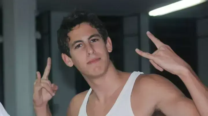 כתבה בעקבות שיר בביצועה של אילנית, לזכרו של סרן רועי פלס ז"ל, שנהרג במבצע צוק איתן