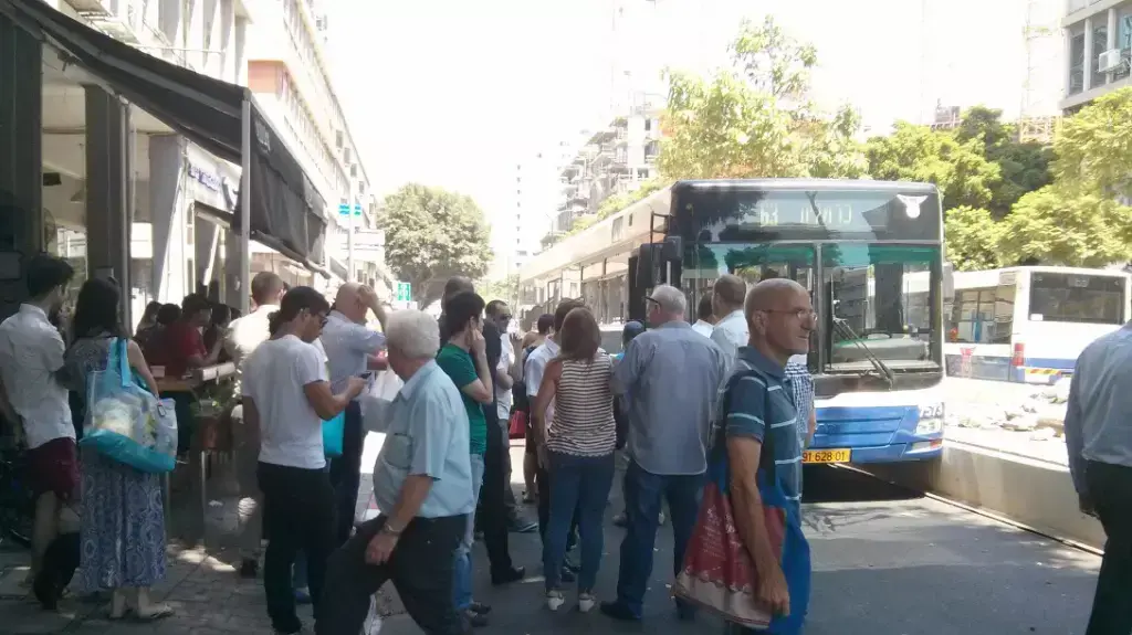 אוטובוס תקוע ברחוב החשמונאים בגלל עבודות הרכבת הקלה