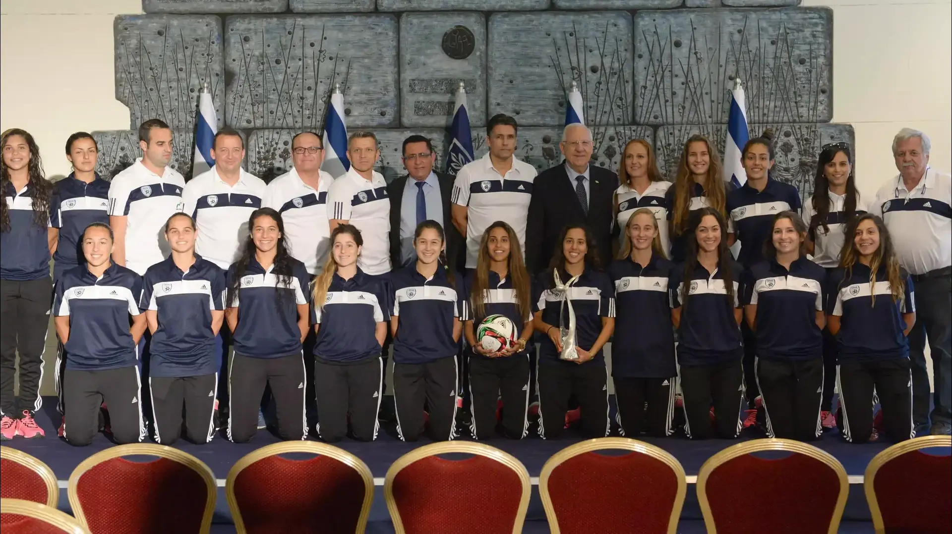 שחקניות נבחרת ישראל עד גיל 19 עם הנשיא ראובן ריבלין