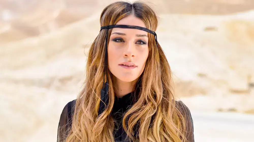 דנה לפידות  מסתובב בעולם