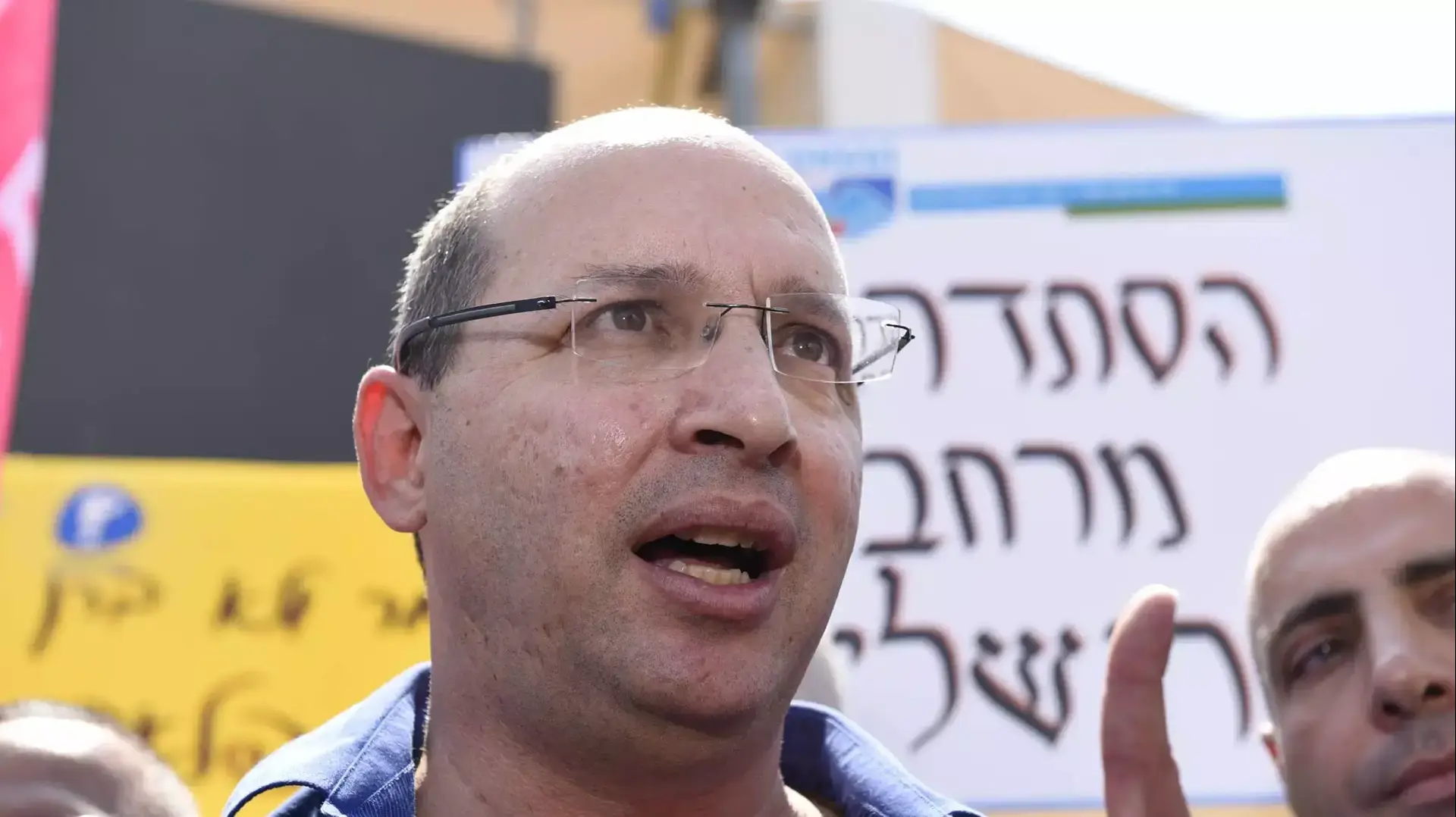 אבי ניסנקורן, יו"ר ההסתדרות, הפגנה למען עובדי הקבלן, תל אביב, 16 ביולי 2015