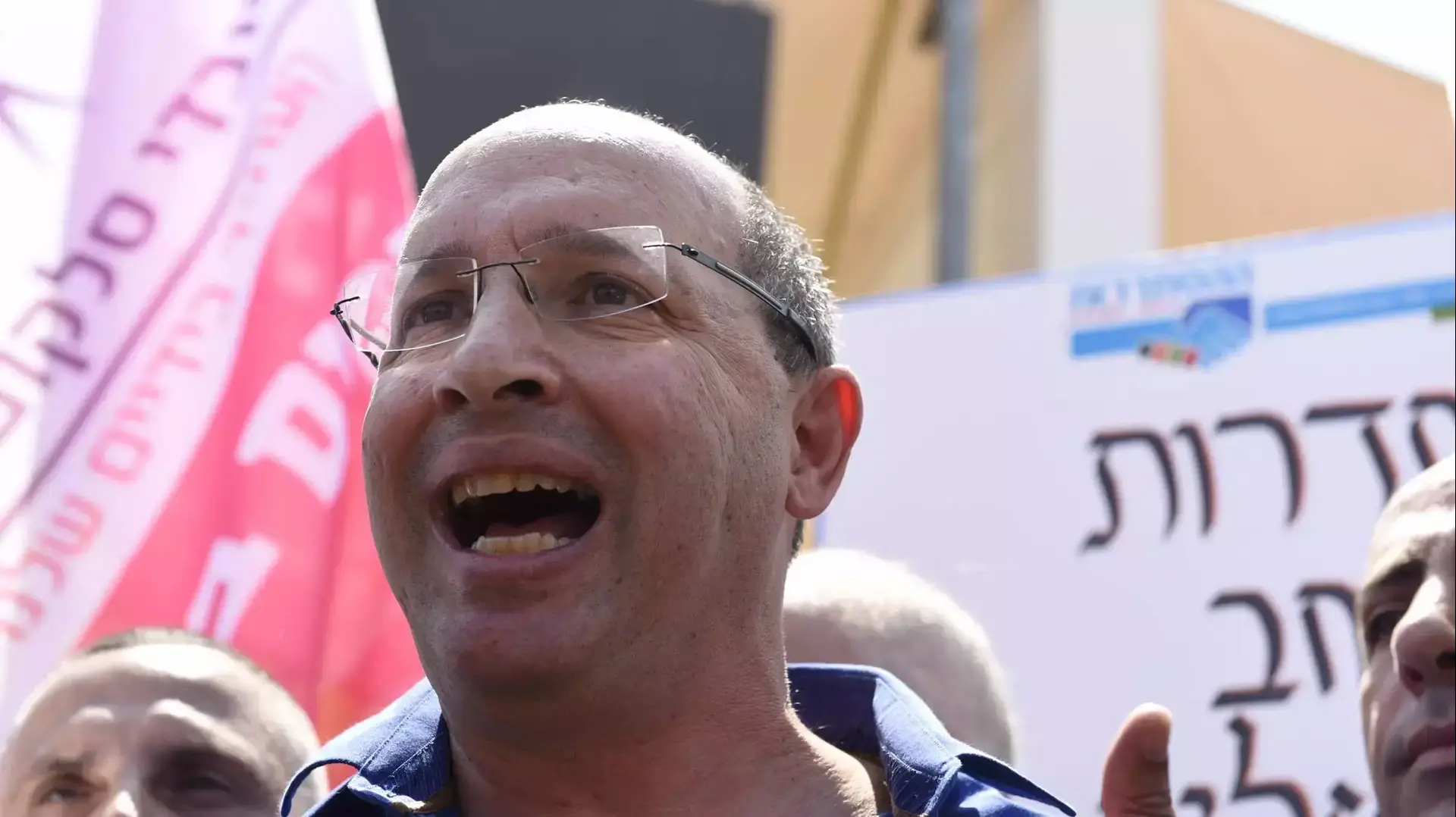 אבי ניסנקורן, יו"ר ההסתדרות, הפגנה למען עובדי הקבלן, תל אביב, 16 ביולי 2015