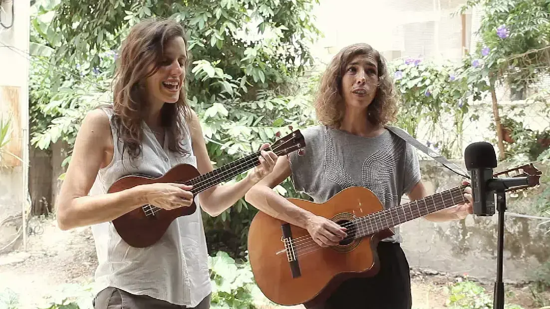 שירלי קונס ודניאלה ספקטור  חייך למצלמה