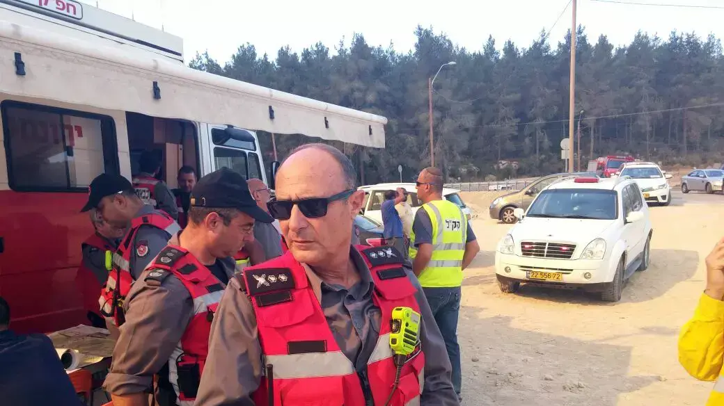 נציב הכבאות רב טפסר שחר איילון באזור השריפה שפרצה בסביבות בית שמש, יולי 2015