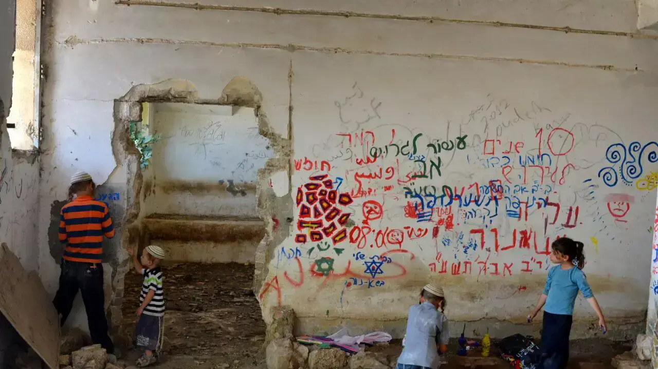 מתנחלים מתבצרים בשא-נור, יולי 2015
