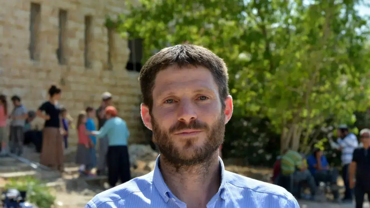 בצלאל סמוטריץ מהבית היהודי נמצא עם המתנחלים שמתבצרים בשא-נור, יולי 2015