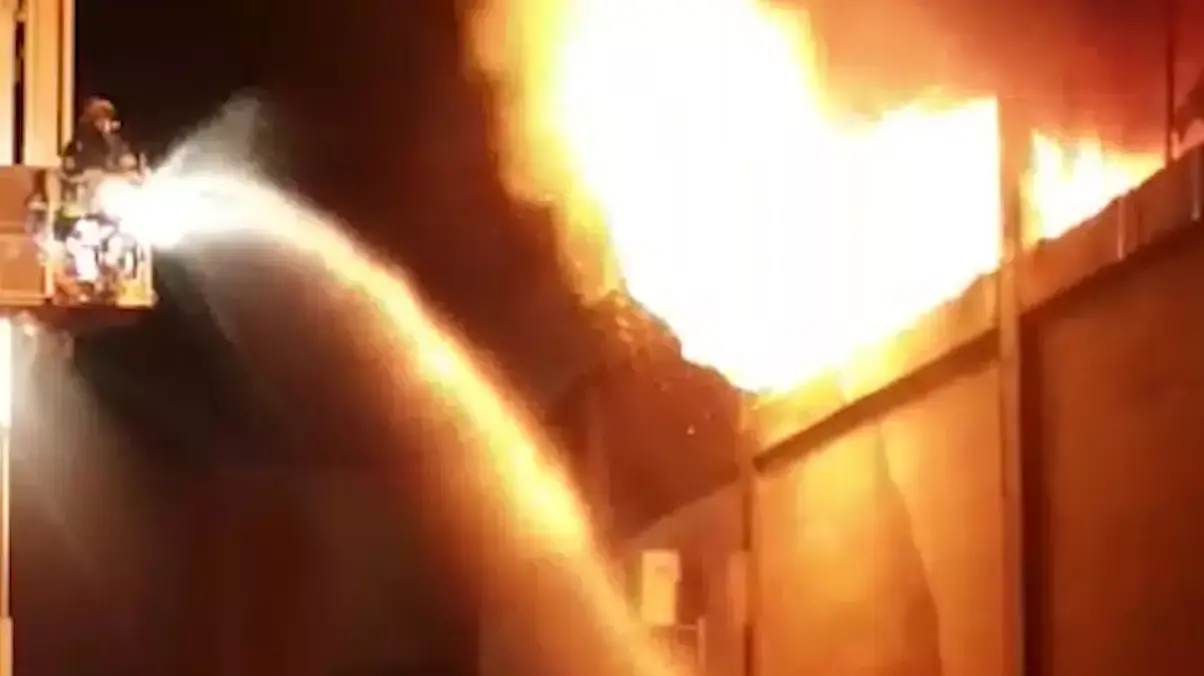 כך חולץ אדם שנלכד בתוך מפעל בוער