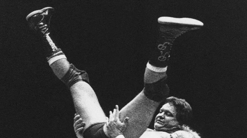מתאבק ה-WWE רודי פייפר עם האלק הוגן