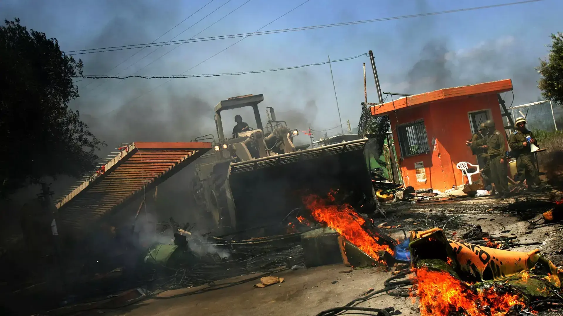 טרקטור הריסה בכניסה לנצר חזני, דרום רצועת עזה