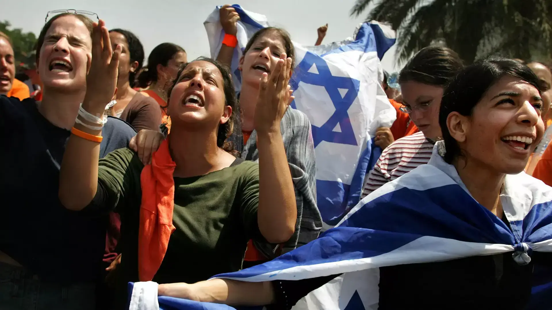שרות ומתפללות ליד בית הכנסת בנווה דקלים, דרום רצועת עזה, אוגוסט 2005