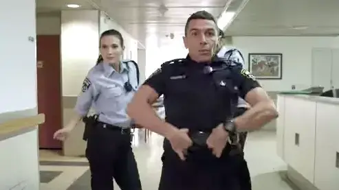 הצצה לפתיח השוטר הטוב