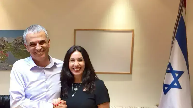 שרת התרבות מירי רגב ושר האוצר משה כחלון לאחר שהגיעו להסכמה על אישור התקציב, 6 באוגוסט 2015