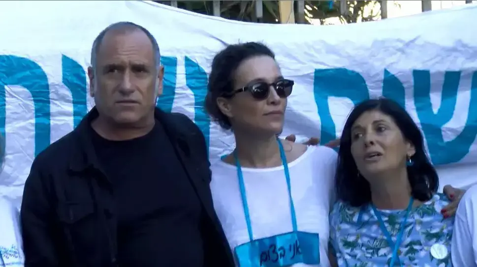 יעל אבקסיס צמה מול בית ראש הממשלה למען חידוש תהליך השלום במסגרת מאהל "צום איתן" של תנועת "נשים עושות שלום"