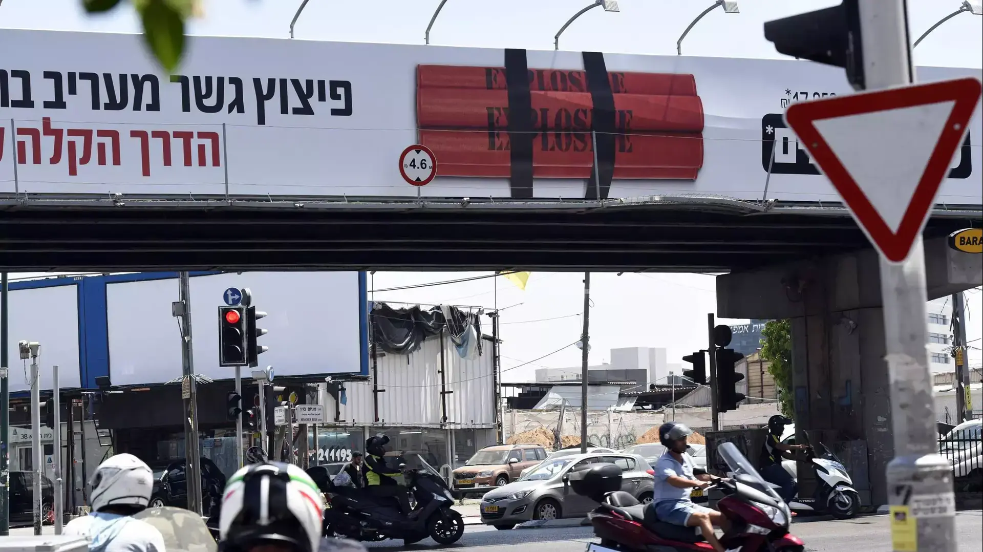 גשר מעריב לפני הפיצוץ בעקבות בניית הרכבת הקלה, אוגוסט 2015