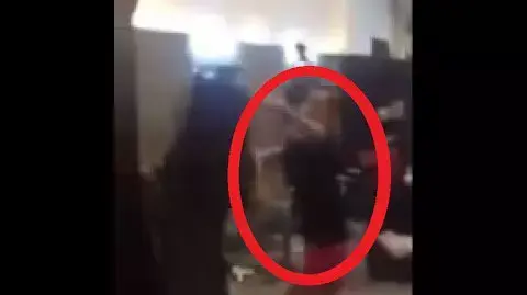 אישה תקפה עם פטיש את המספרה שלה