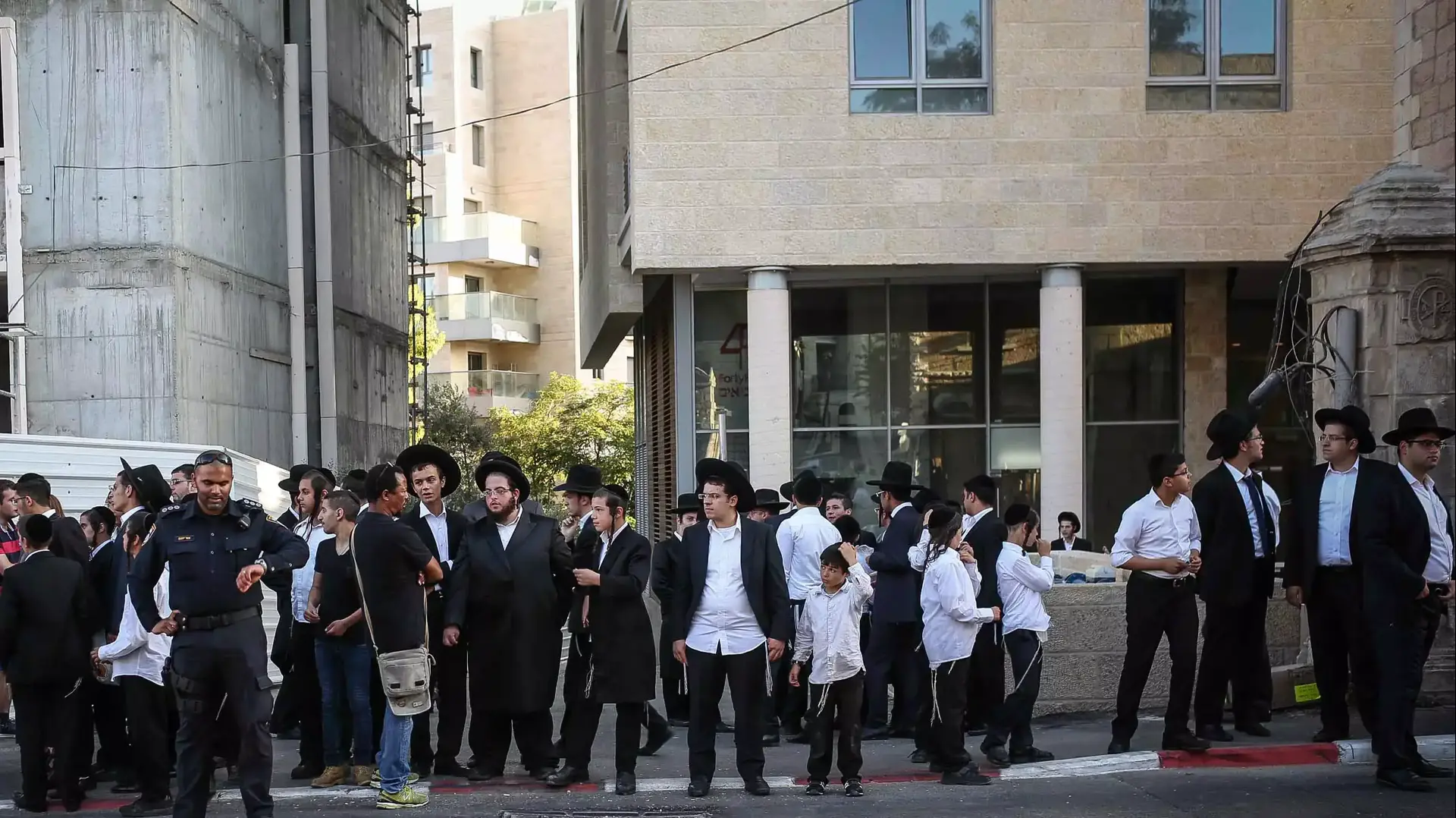 כמאה חרדים הפגינו נגד פתיחת "יס פלאנט" בירושלים בשבת, 15 באוגוסט 2015