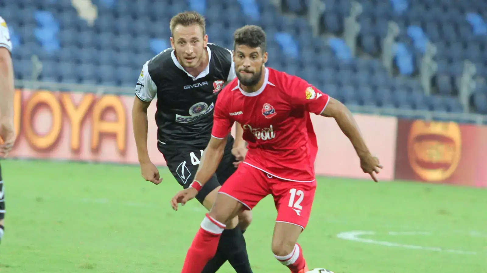 אמיר אבו ניל שחקן הפועל חיפה לפני אלדר חסנוביץ' שחקן בני סכנין