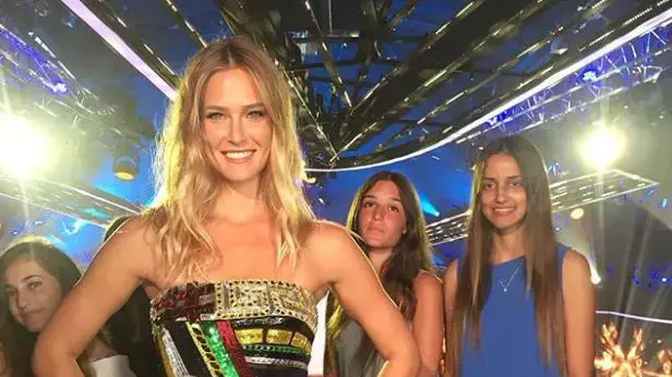 בר רפאלי בשמלה של ורסצ'ה בתכנית "אקס פקטור"