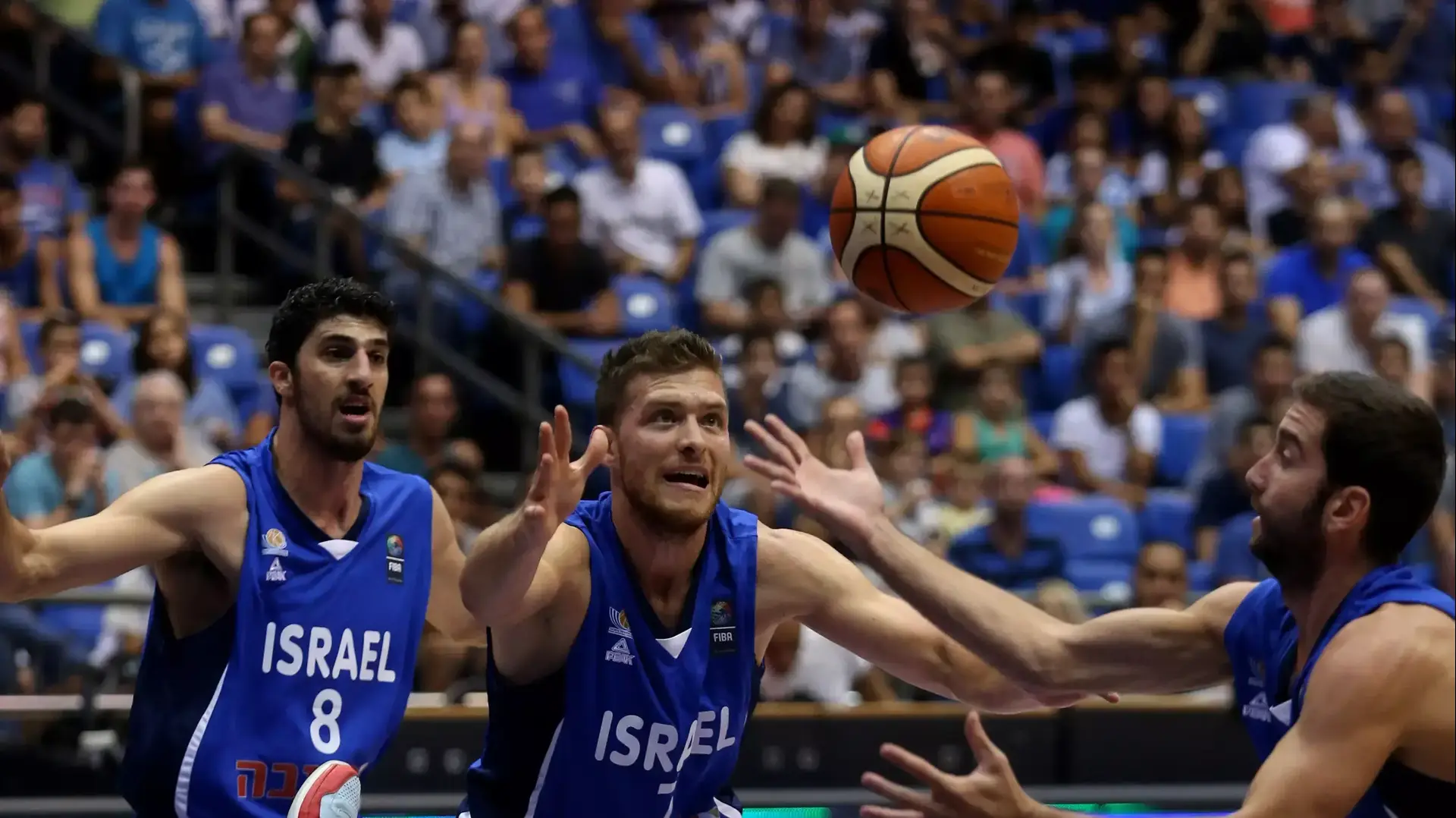 גל מקל שחקן נבחרת ישראל (אמצע) עם ליאור אליהו, יוגב אוחיון