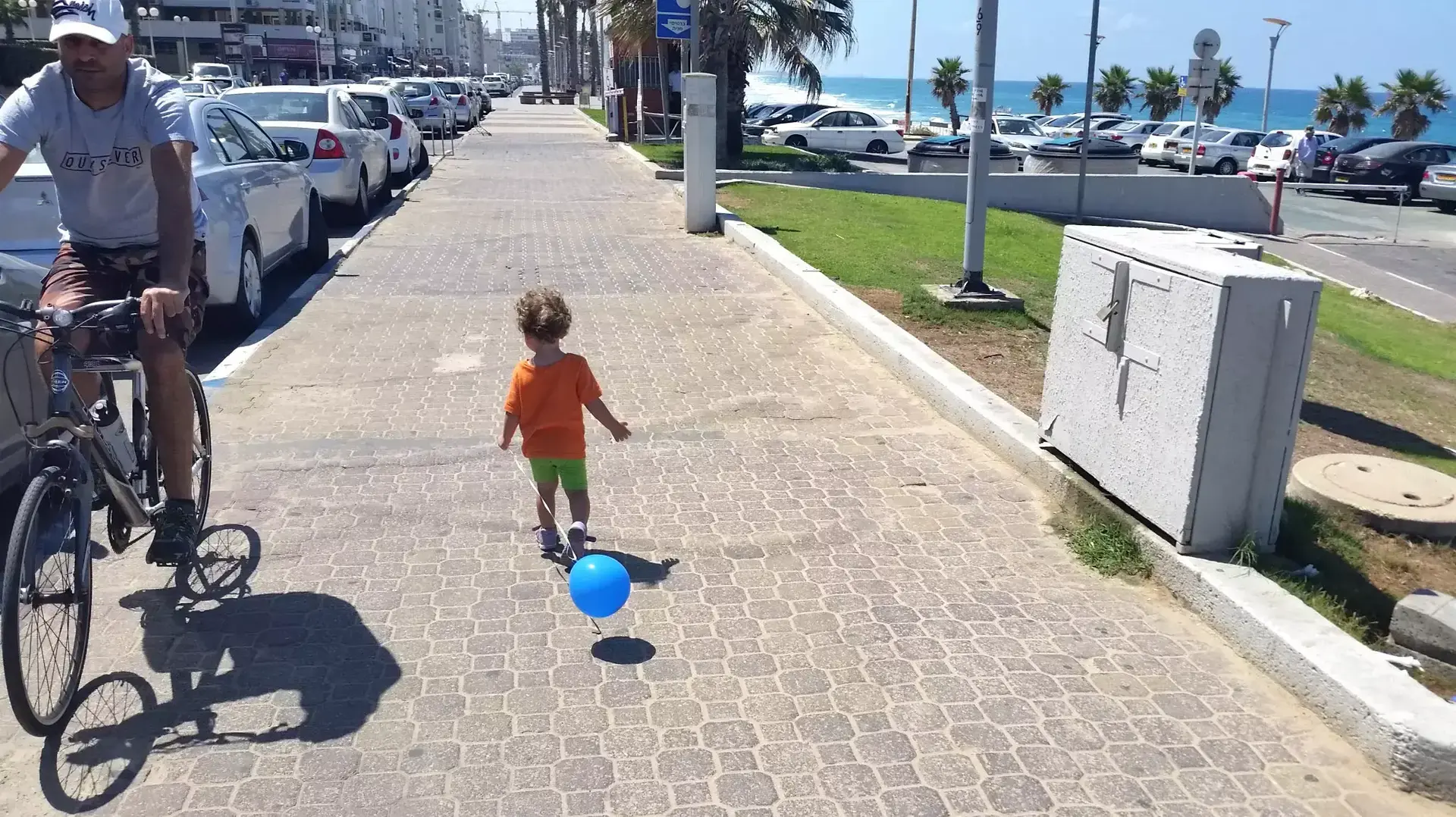 טיילת בת ים ליד שדרות העצמאות